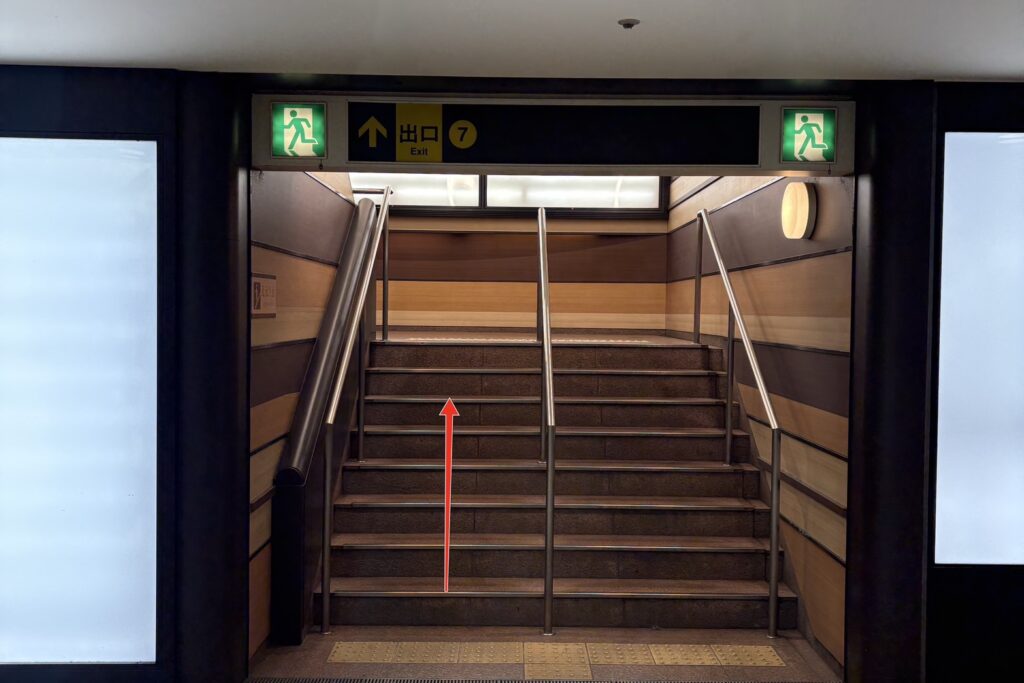 心斎橋店 アクセス 3：こちらの階段をお上がりくださいませ。