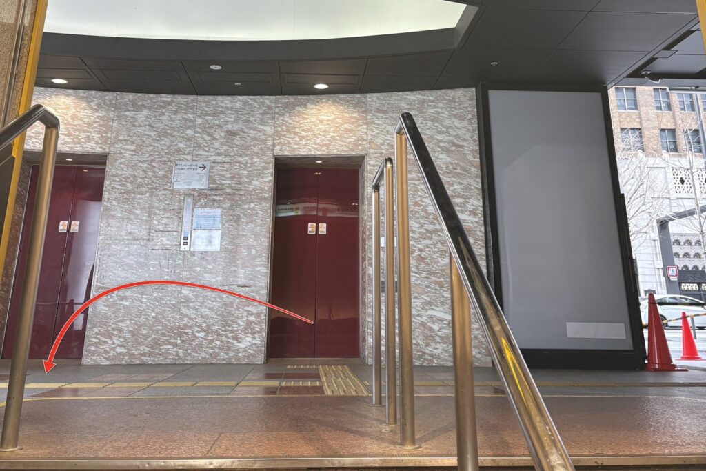 心斎橋店 アクセス 4：地上に出ましたら左へお進みください。