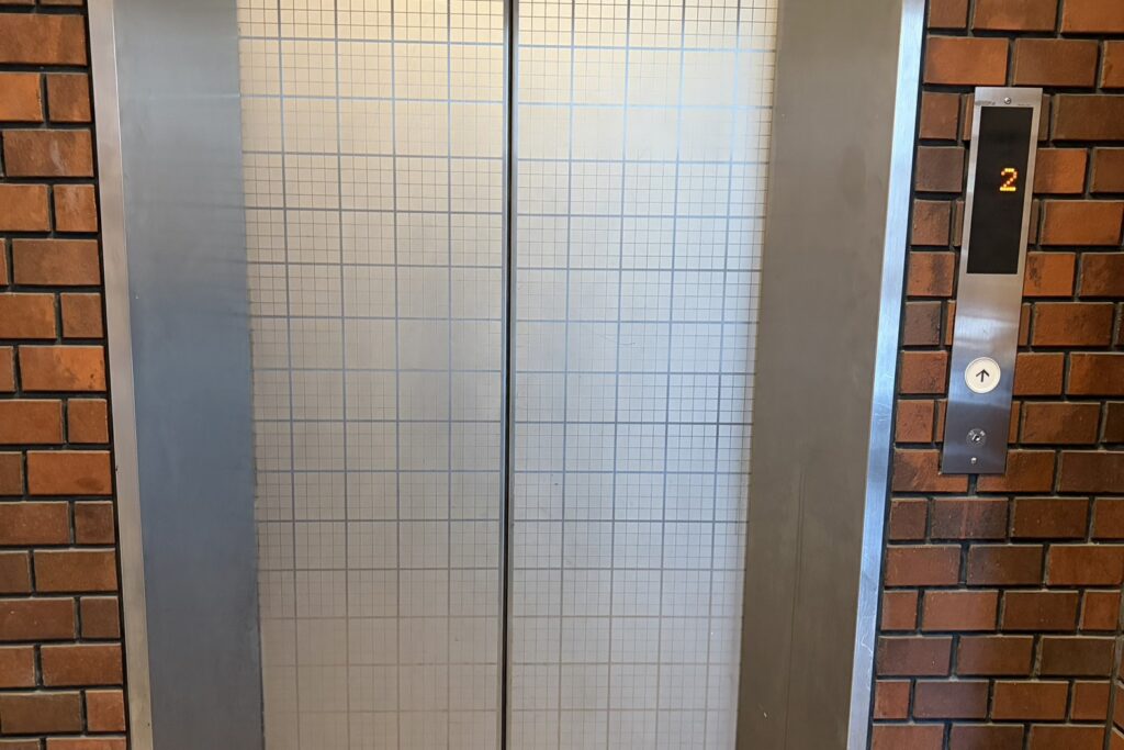 心斎橋店 アクセス 10：こちらのエレベーター４階へお上がり左手へお進みください。