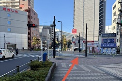 赤羽店 アクセス 4：少し進むと交差点があり、当店が見えてまいります。