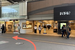 千葉駅前店 アクセス 2：すぐにペリエ千葉の入口があります。そのまま歩道を矢印の方へお進みください。