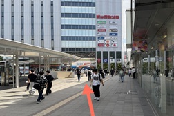 千葉駅前店 アクセス 3：歩道を進むとビックカメラがあります。そのままお進みください。