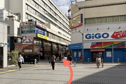 千葉駅前店 アクセス 4：ビックカメラを通り過ぎGIGOの左向かいのビルへ向かいます。
