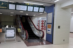 千葉駅前店 アクセス 7：ビル内を進むと上りエスカレーターがあり、当店が見えてまいります。