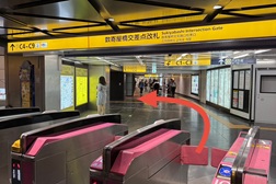 東京メトロ銀座店【2025年9月1日OPEN】 アクセス 2：矢印の方に進み階段をまわってください。