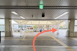 川口駅前店 アクセス 2：西口デッキを右にお進みください。