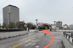 川口駅前店 アクセス 3：左側の階段の先を左にお進みください。