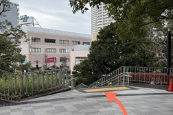 川口駅前店 アクセス 4：こちらの階段をお下りください。