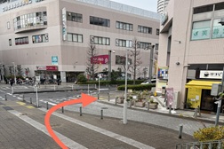 川口駅前店 アクセス 5：階段を下りるとすぐ右がリプレ川口一番街がございます。