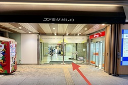 ファミリかしわ店 アクセス 3：階段を下りたらファミリかしわの入口より中にお入りください。