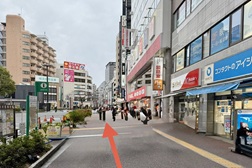 日暮里駅前店 アクセス 2：右手にSoftBankがございます。そのままお進みください。