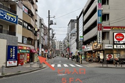 日暮里駅前店 アクセス 3：宝くじショップの右側のビル入口よりエレベーターで５Ｆまでお上がりください。